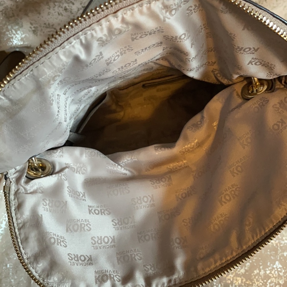 MICHAEL KORS NEUTRAL PEBBLED LEATHER CROSSBODY! - Picture 5 of 7